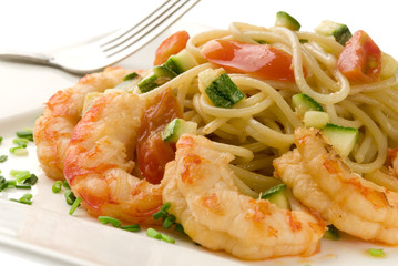 plato de pasta con gambas