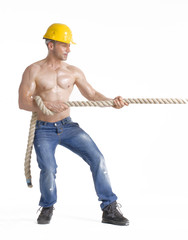 Obrero tirando de una cuerda.