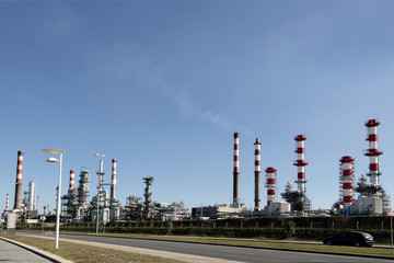 Oil refinery and powerplant
