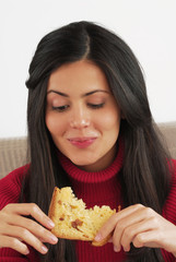 Mujer comiendo panettone.