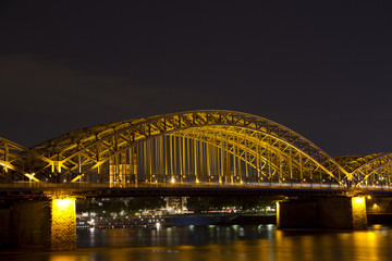 Obraz premium Hohenzollernbrücke in Köln bei Nacht