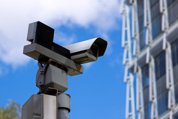 Überwachungskamera vor Gebäude