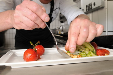 der Koch richtet das Essen an