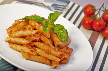 spaghetti con salsa di pomodoro e tonno