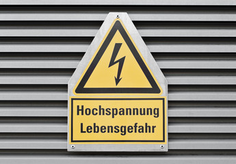 Warnschild: Hochspannung - Lebensgefahr