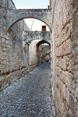 Fototapeta na wymiar Średniowieczna uliczka Starego Miasta w Rodos