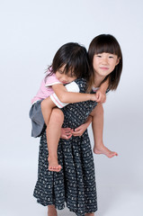 おんぶする子供