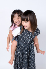 おんぶする子供