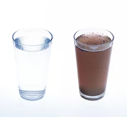 Gordijnen Schoon en vuil water in drinkglas - concept © brozova