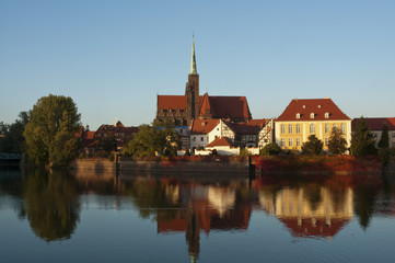 Fototapeta na wymiar Widok starego miasta nad rzeką