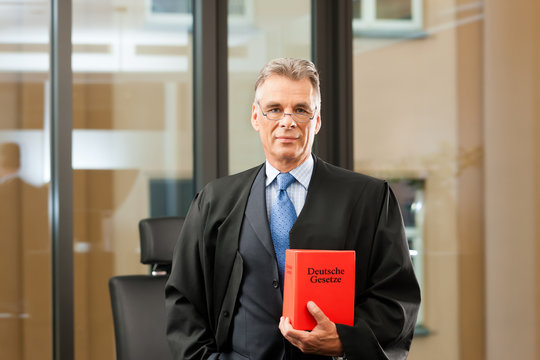 Anwalt mit Gesetzbuch