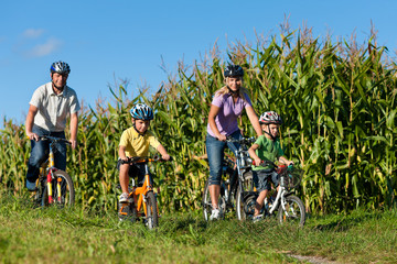 Familie fährt Fahrrad im Sommer