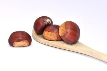 Mestolo di castagne in autunno