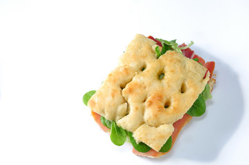 focaccia con crudo e valeriana