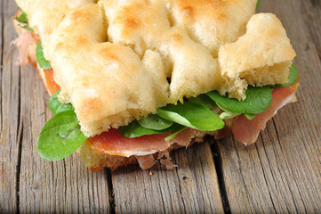 focaccia con crudo e valeriana