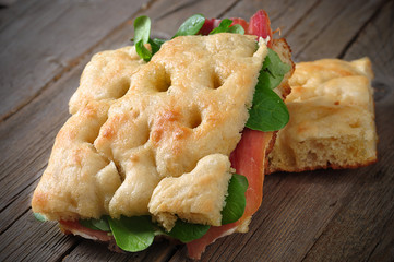 focaccia con crudo e valeriana