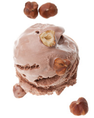 Eiskugel mit Haselnüssen
