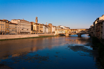 Fototapeta na wymiar Ponte Vecchio sull'Arno a Firenze