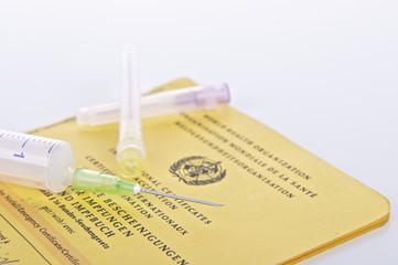 Spritze mit Impfpass