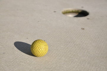 Minigolfball kurz vor dem Loch