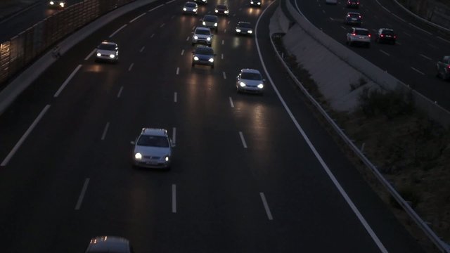 Coches a toda velocidad en autopista