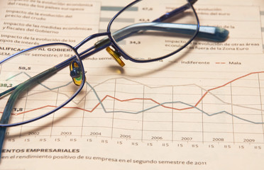 Peri&oacute;dico y gafas