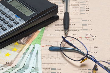 Fondo sobre la econom&iacute;a con dinero,peri&oacute;dico y calculadora