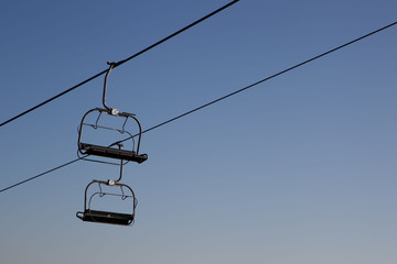 Sessellift mit blauem Himmel