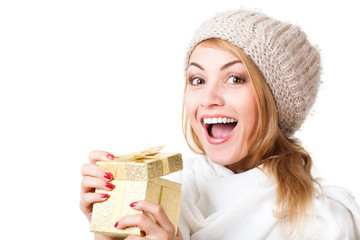 begeisterte junge Frau mit Geschenk
