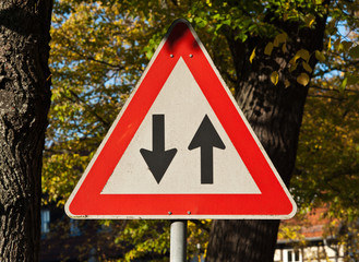 Verkehrsschild, Achtung Gegenverkehr
