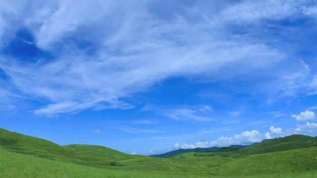 緑の丘と2層の雲