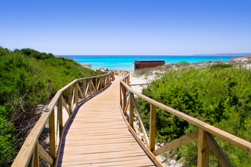 Fototapeta na wymiar Formentera Migjorn Els Arenals chodnik beach