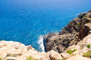 Fototapeta na wymiar Morze Śródziemne pianka skalistego brzegu w Formentera Barbaria przylądka