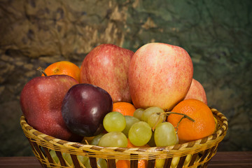 Un cesto con frutti