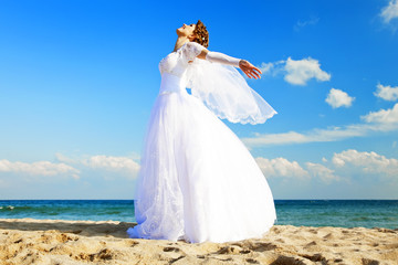 Fototapeta na wymiar Young bride on the beach