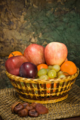 Un cesto di frutta in autunno