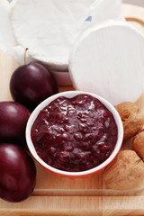 chutney plum with cheese