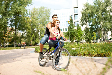 Obraz premium couple outdoors with bicycles