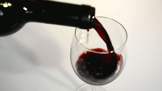 Wein Einschenken Oben