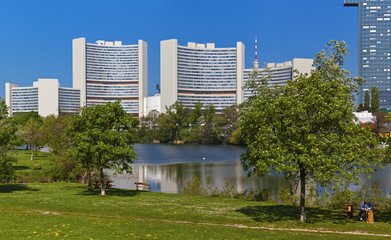 Obraz premium Skyline Uno City Vienna in summer at the Kaiserwasser