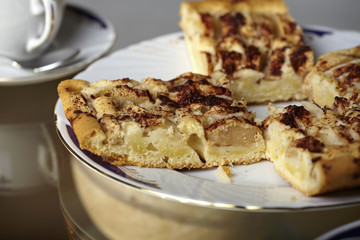 Apfelkuchen auf Teller - Apple pie on plate