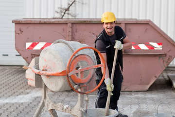 bauarbeiter am betonmischer
