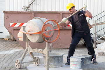 junger bauarbeiter bei der arbeit