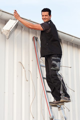 lachender elektriker bei der arbeit