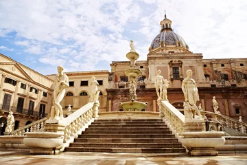 Fotobehang Fontana delle Vergogne op Piazza Pretoria in Palermo © bepsphoto