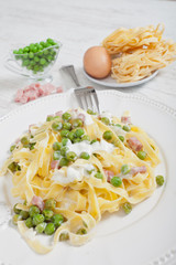 noodles with cream and ham