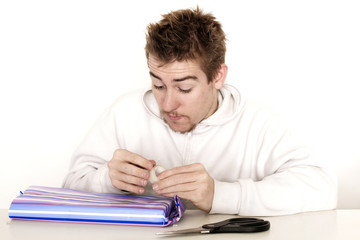 Junge beim Geschenke verpacken