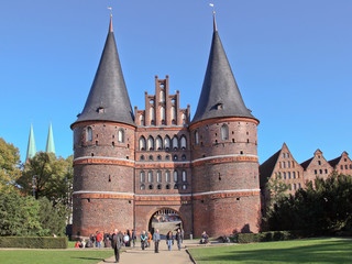 Fototapeta na wymiar Holstentor und Salzspeicher, Lübeck