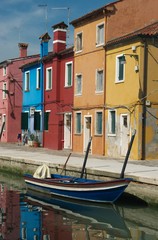 Fototapeta na wymiar Kolorowe domy i łodzi. Burano. Włochy.