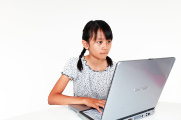 パソコンを使って勉強する女の子